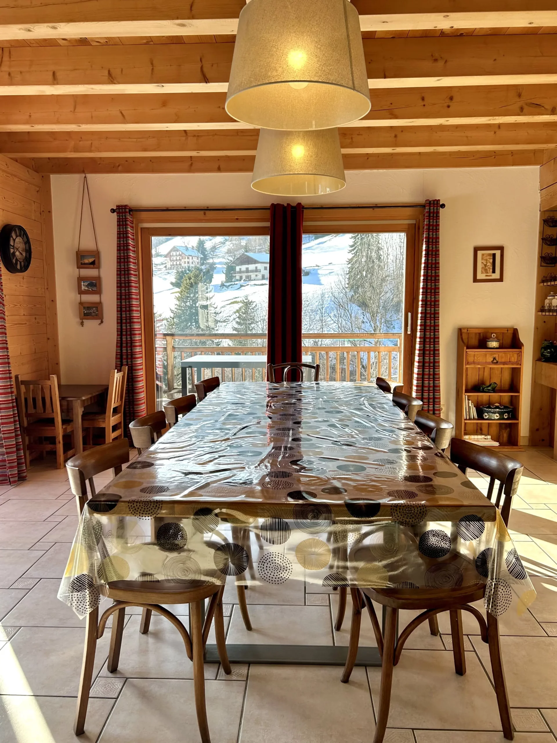 Table-salle-a-manger-scaled.webp